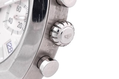 Lot 42 - A MEN'S TAG HEUER STAINLESS STEEL AUTOMATIC CHRONOGRAPH WRISTWATCH.