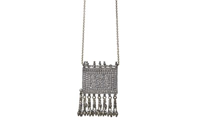 Lot 56 - AN OMANI SILVER NECKLACE WITH AMULET CASE (HIRZ)