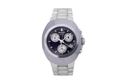 Lot 54 - A MEN'S RADO STAINLESS STEEL QUARTZ BRACELET WATCH