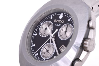 Lot 54 - A MEN'S RADO STAINLESS STEEL QUARTZ BRACELET WATCH