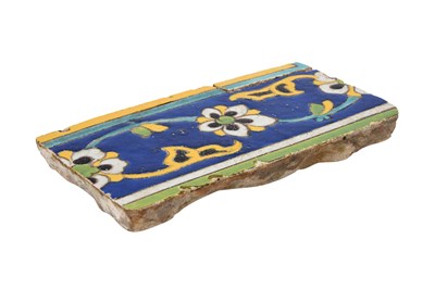 Lot 149 - A SAFAVID CUERDA SECA POTTERY BORDER TILE