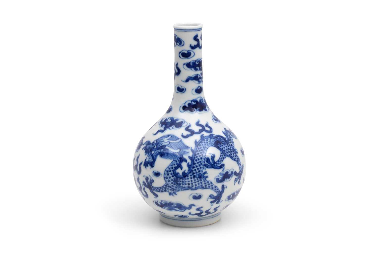 Lot 95 - A SMALL CHINESE BLUE AND WHITE 'DRAGON' VASE