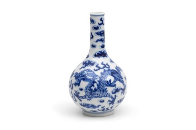Lot 95 - A SMALL CHINESE BLUE AND WHITE 'DRAGON' VASE