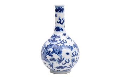 Lot 95 - A SMALL CHINESE BLUE AND WHITE 'DRAGON' VASE