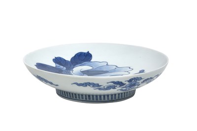 Lot 23 - A JAPANESE BLUE AND WHITE NABESHIMA ‘MAGNOLIA’ DISH