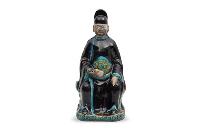Lot 34 - A CHINESE FAHUA FIGURE OF AN OFFICIAL