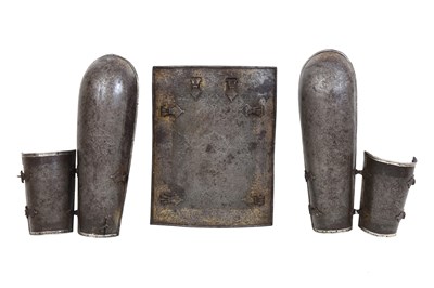 Lot 96 - A FINE GOLD-DAMASCENED (KOFTGARI) STEEL WARRIOR SET WITH A BODY ARMOUR PLATE AND ARMGUARDS