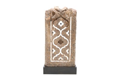 Lot 137 - AN ARCHITECTURAL PIETRA DURA HARDSTONE PANEL WITH ROSETTE GRIDWORK