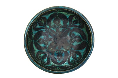Lot 257 - A SILHOUETTE BLACK-PAINTED TURQUOISE-GLAZED POTTERY BOWL WITH ARABESQUE