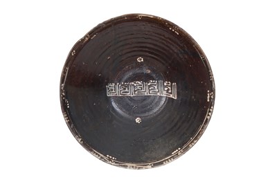 Lot 251 - A SAMANID SLIP-PAINTED BROWN-GLAZED POTTERY BOWL WITH PSEUDO-CALLIGRAPHY