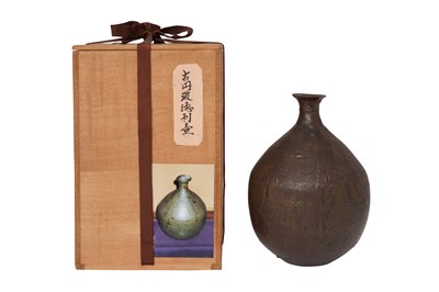 Lot 148 - A JAPANESE POTTERY SAKE BOTTLE, TOKKURI