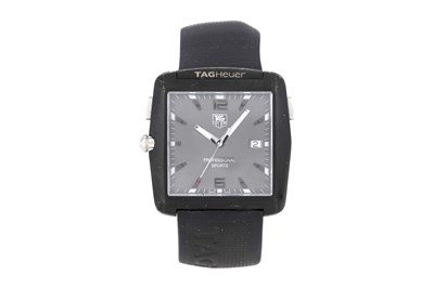 Lot 13 - A MEN'S TAG HEUER STAINLESS STEEL QUARTZ WRISTWATCH