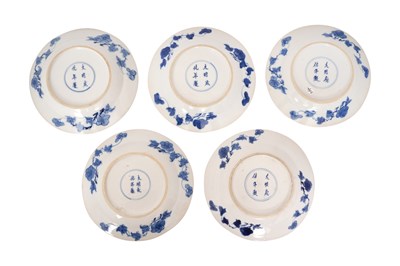 Lot 38 - A SET OF FIVE CHINESE BLUE AND WHITE SAUCERS