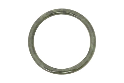 Lot 68 - A CHINESE SPINACH JADE BANGLE
