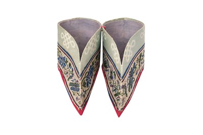 Lot 67 - A PAIR OF CHINESE LADIE'S SILK SHOES