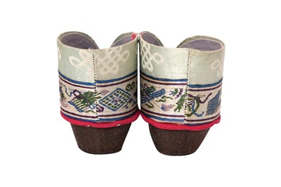 Lot 67 - A PAIR OF CHINESE LADIE'S SILK SHOES