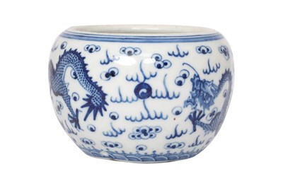 Lot 93 - A CHINESE BLUE AND WHITE 'DRAGON' BRUSHWASHER