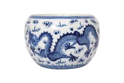 Lot 93 - A CHINESE BLUE AND WHITE 'DRAGON' BRUSHWASHER