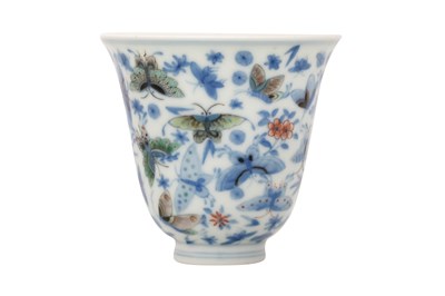 Lot 92 - A CHINESE BLUE AND WHITE AND ENAMELLED 'BUTTERFLY' CUP