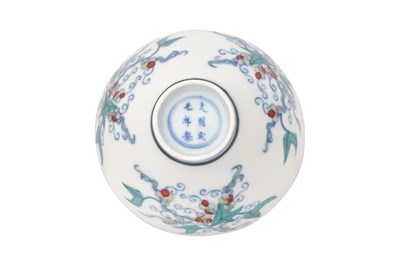 Lot 89 - A CHINESE DOUCAI 'SQUIRREL AND GRAPES' BOWL