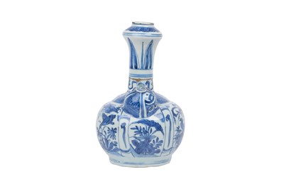 Lot 37 - A CHINESE BLUE AND WHITE KENDI