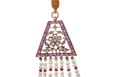 Lot 262 - A MUGHAL-REVIVAL SEVEN-STRAND PEARLS AND SPINEL BEADS NECKLACE