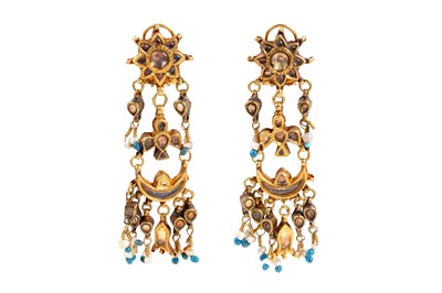 Lot 259 - AN INDIAN CHOKER AND A PAIR OF EARRINGS WITH MOON AND FISH MOTIF
