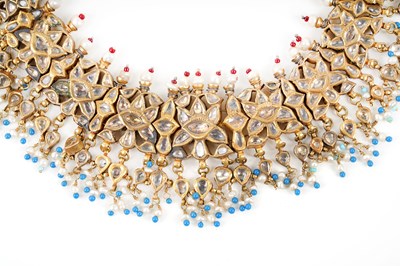 Lot 259 - AN INDIAN CHOKER AND A PAIR OF EARRINGS WITH MOON AND FISH MOTIF