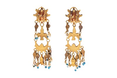 Lot 259 - AN INDIAN CHOKER AND A PAIR OF EARRINGS WITH MOON AND FISH MOTIF