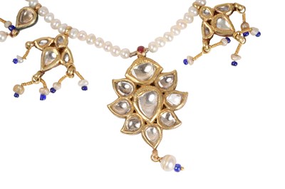 Lot 257 - A PEARL NECKLACE WITH INDIAN DIAMOND KUNDAN-SET ENAMELLED PENDANTS