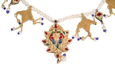 Lot 257 - A PEARL NECKLACE WITH INDIAN DIAMOND KUNDAN-SET ENAMELLED PENDANTS