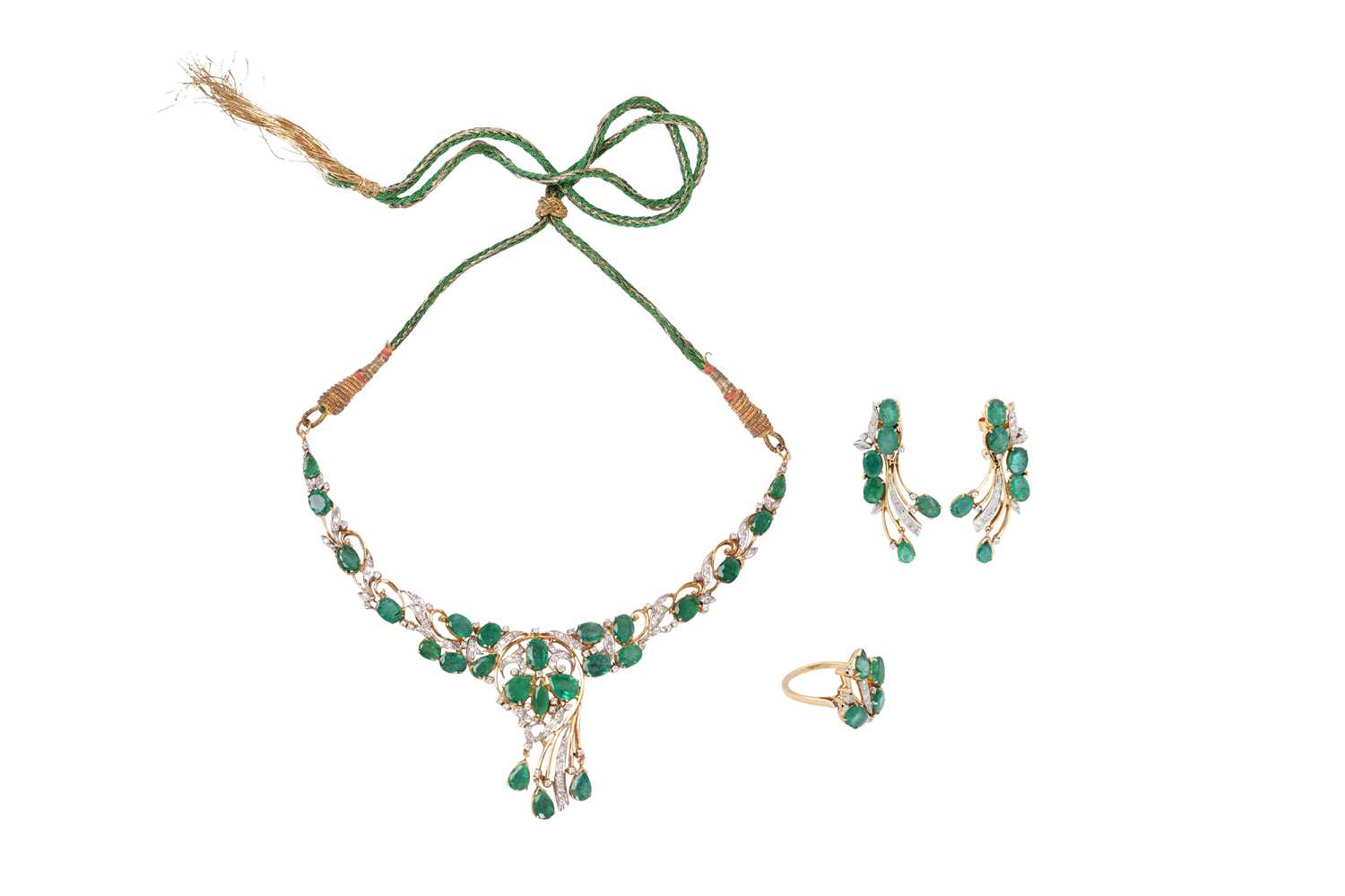 Lot 24 - AN IMPRESSIVE GOLD, EMERALD AND DIAMOND COCKTAIL JEWELLERY SET.