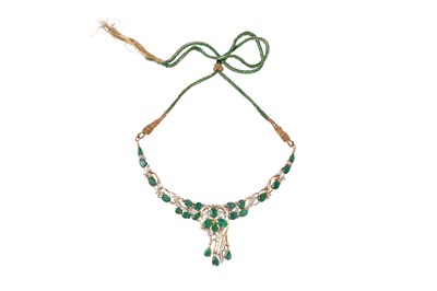 Lot 24 - AN IMPRESSIVE GOLD, EMERALD AND DIAMOND COCKTAIL JEWELLERY SET.