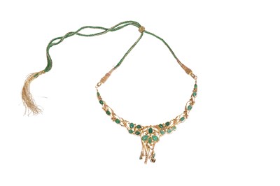 Lot 24 - AN IMPRESSIVE GOLD, EMERALD AND DIAMOND COCKTAIL JEWELLERY SET.