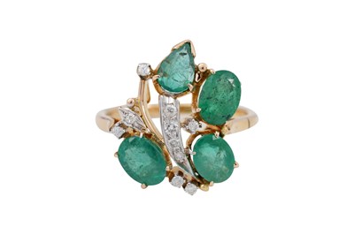 Lot 24 - AN IMPRESSIVE GOLD, EMERALD AND DIAMOND COCKTAIL JEWELLERY SET.