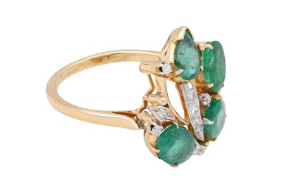Lot 24 - AN IMPRESSIVE GOLD, EMERALD AND DIAMOND COCKTAIL JEWELLERY SET.