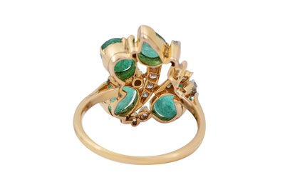 Lot 24 - AN IMPRESSIVE GOLD, EMERALD AND DIAMOND COCKTAIL JEWELLERY SET.