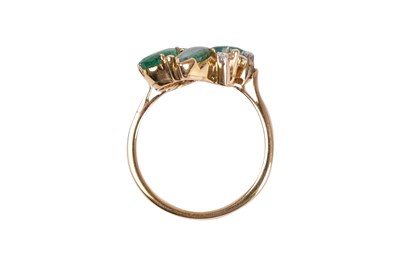 Lot 24 - AN IMPRESSIVE GOLD, EMERALD AND DIAMOND COCKTAIL JEWELLERY SET.