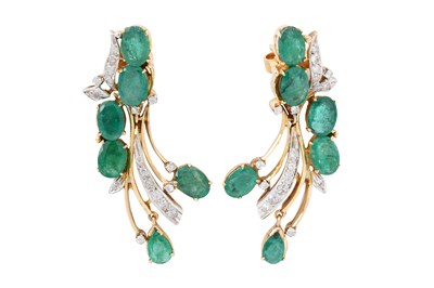 Lot 24 - AN IMPRESSIVE GOLD, EMERALD AND DIAMOND COCKTAIL JEWELLERY SET.