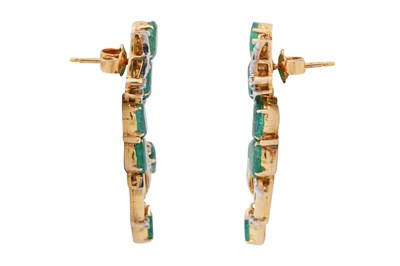 Lot 24 - AN IMPRESSIVE GOLD, EMERALD AND DIAMOND COCKTAIL JEWELLERY SET.