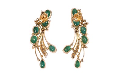 Lot 24 - AN IMPRESSIVE GOLD, EMERALD AND DIAMOND COCKTAIL JEWELLERY SET.