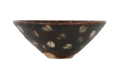 Lot 18 - A CHINESE JIZHOU 'DRAGON' PAPERCUT POTTERY BOWL