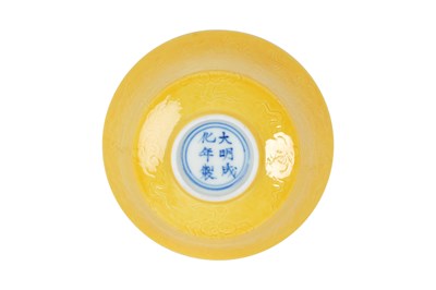 Lot 55 - A CHINESE LEMON YELLOW-GROUND 'DRAGON' BOWL