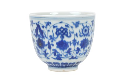 Lot 94 - A CHINESE BLUE AND WHITE 'BAJIXIANG' TEA CUP