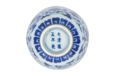 Lot 94 - A CHINESE BLUE AND WHITE 'BAJIXIANG' TEA CUP