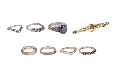 Lot 3 - FOUR SILVER RINGS AND THREE GOLD-PLATED RINGS WITH A BROOCH