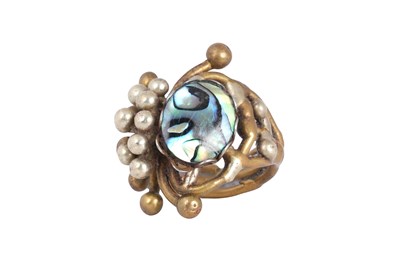 Lot 1 - A MIXED METAL ALLOY ABALONE COCKTAIL RING