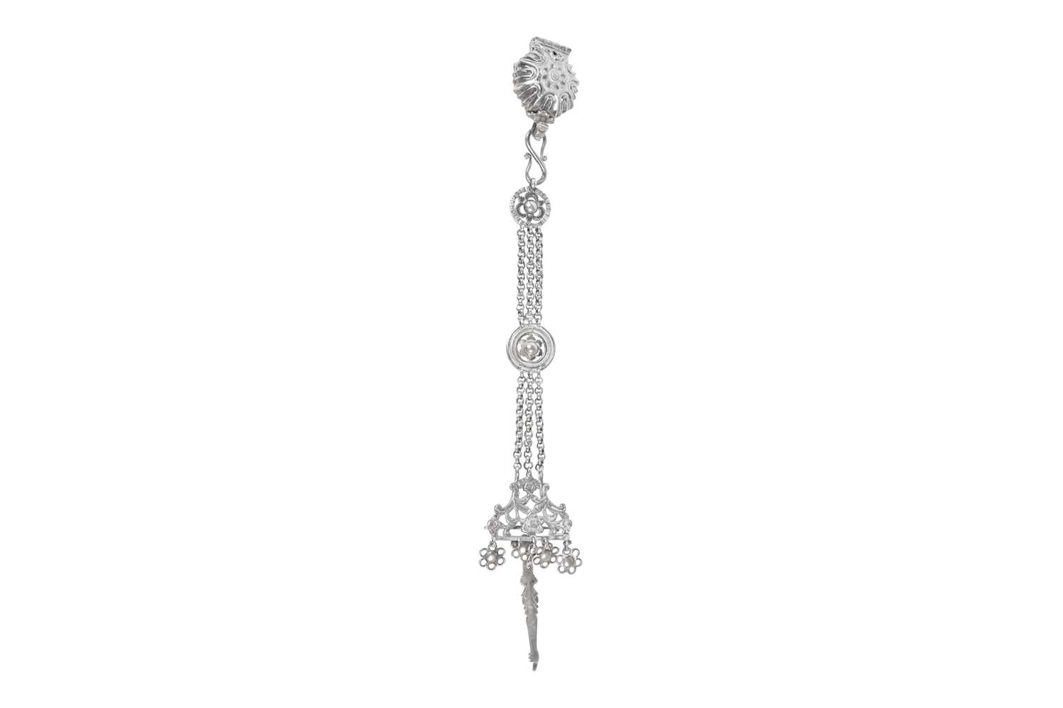 Lot 231 - AN INDIAN SILVER LIME PASTE CONTAINER WITH HANGING CHAINLET AND MEASURING SPOON