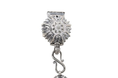 Lot 231 - AN INDIAN SILVER LIME PASTE CONTAINER WITH HANGING CHAINLET AND MEASURING SPOON