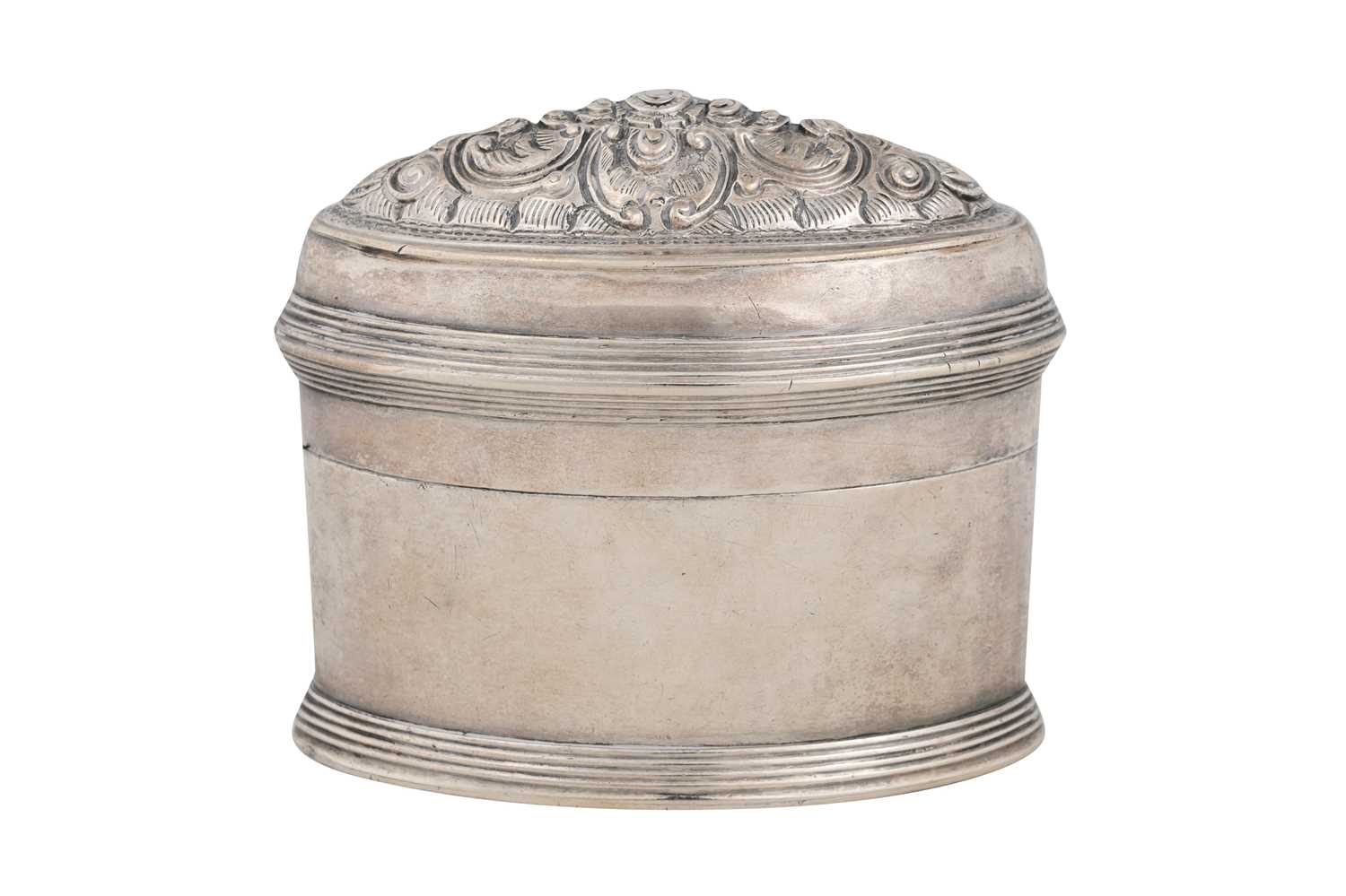 Lot 247 - A BURMESE SILVER SNUFFBOX WITH REPOUSSÉ FLORAL DECORATION